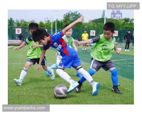 活泼足球带你领略激情四溢的绿茵场,畅享团队合作与个人魅力的完美结合